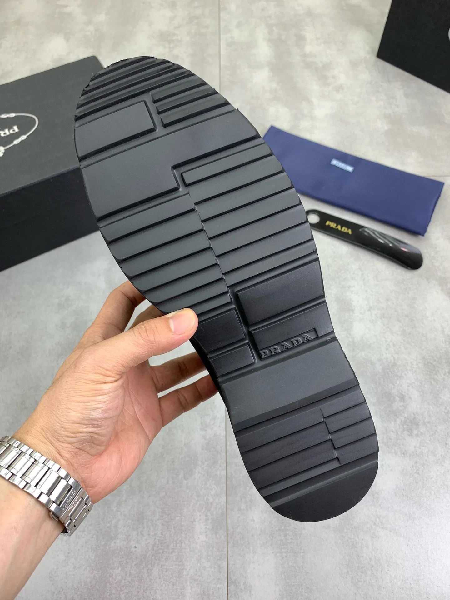 Factory price P880 💰Original quality, top version🔱 ＰＲＡＤＡPrada. Men's business casual leather shoes, top quality products. 1:1 shipment⬆️Luxurious and noble👞All imported original brand fabrics, just to create a more comfortable wearing experience. Upper: Original comfortable open edge bead-rubbed calf leather➕Top imported water-dyed full cow lining, original lightweight and comfortable TPU foam combination bottom✔️Code number: 39-44 (38.45 can be customized)